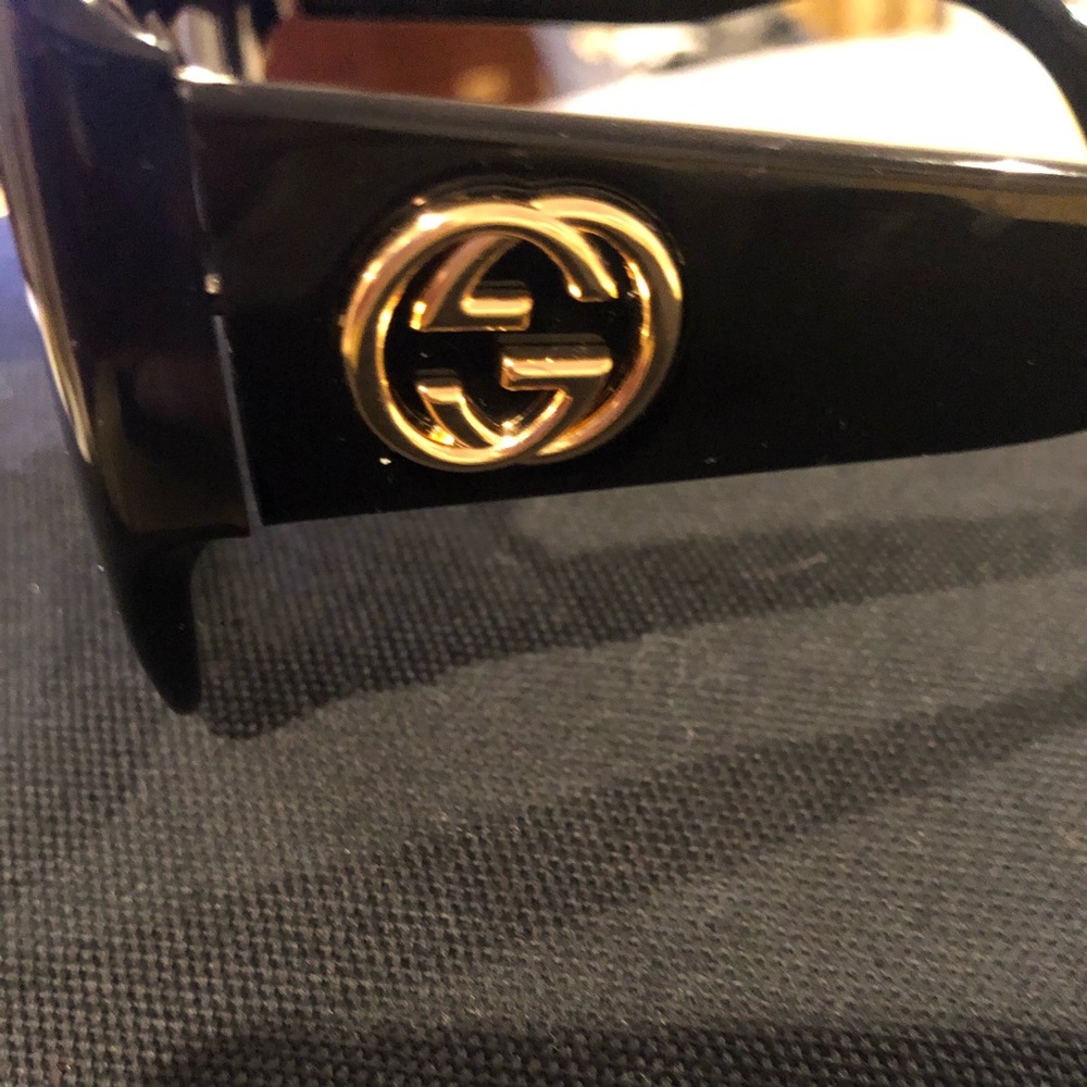 Women’s oversized Gucci sunglasses
